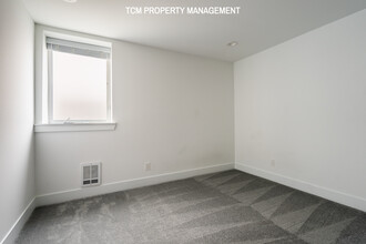 3309 S Orcas St, Unit B in Seattle, WA - Foto de edificio - Building Photo