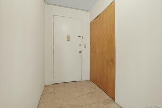 560 Halstead Ave in Harrison, NY - Building Photo - Building Photo