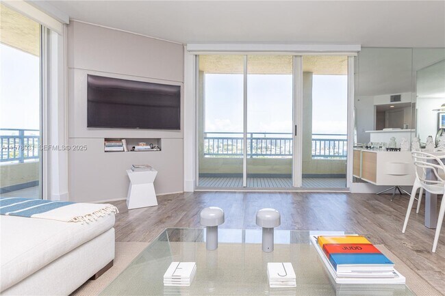 90 Alton Rd in Miami Beach, FL - Building Photo - Building Photo