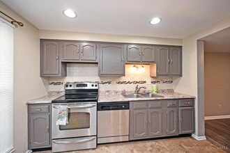 920 Woodlyn Dr N in Cincinnati, OH - Building Photo - Building Photo