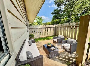 1101 W Laurel Ave in Foley, AL - Foto de edificio - Building Photo