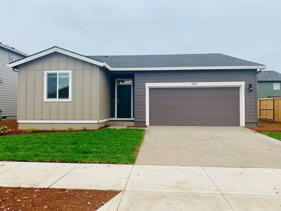 4745 Navigation Ave NE in Salem, OR - Building Photo