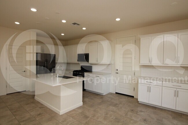 property at 943 E Danbury Dr