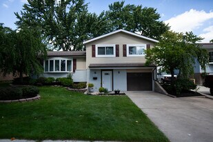 9012 89th St in Oak Lawn, IL - Building Photo