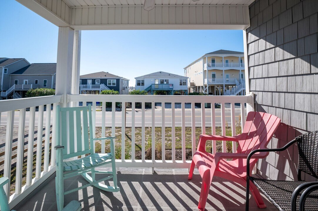 264 W First St in Ocean Isle Beach, NC - Building Photo