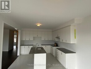 22 Kingsbury Trl in Barrie, ON - Building Photo - Building Photo