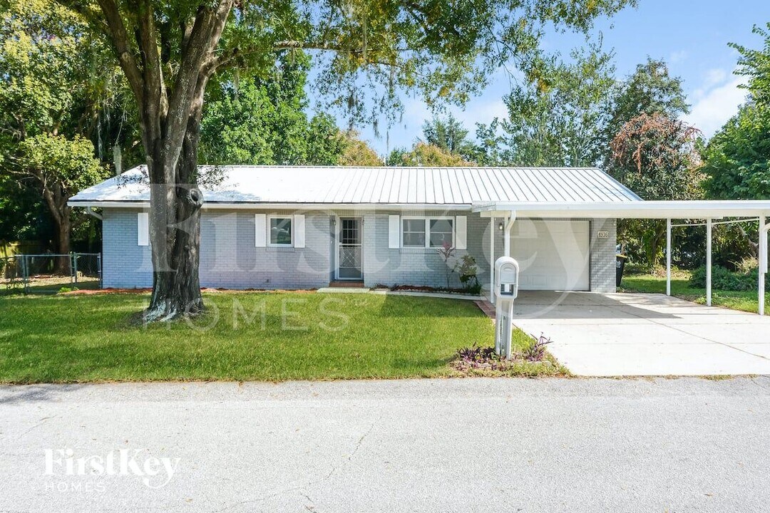 4936 Bobbie Ave in Lakeland, FL - Foto de edificio