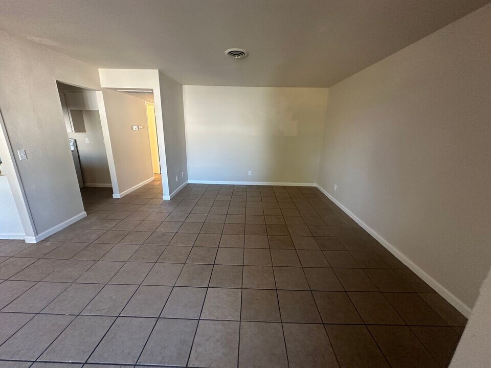 1316 Hobart Dr in Marysville, CA - Foto de edificio