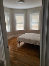 26 Bentley St, Unit 1 in Boston, MA - Foto de edificio - Building Photo