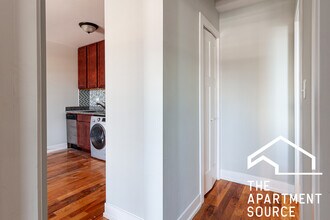 556 W Arlington Pl, Unit 402 in Chicago, IL - Building Photo - Building Photo