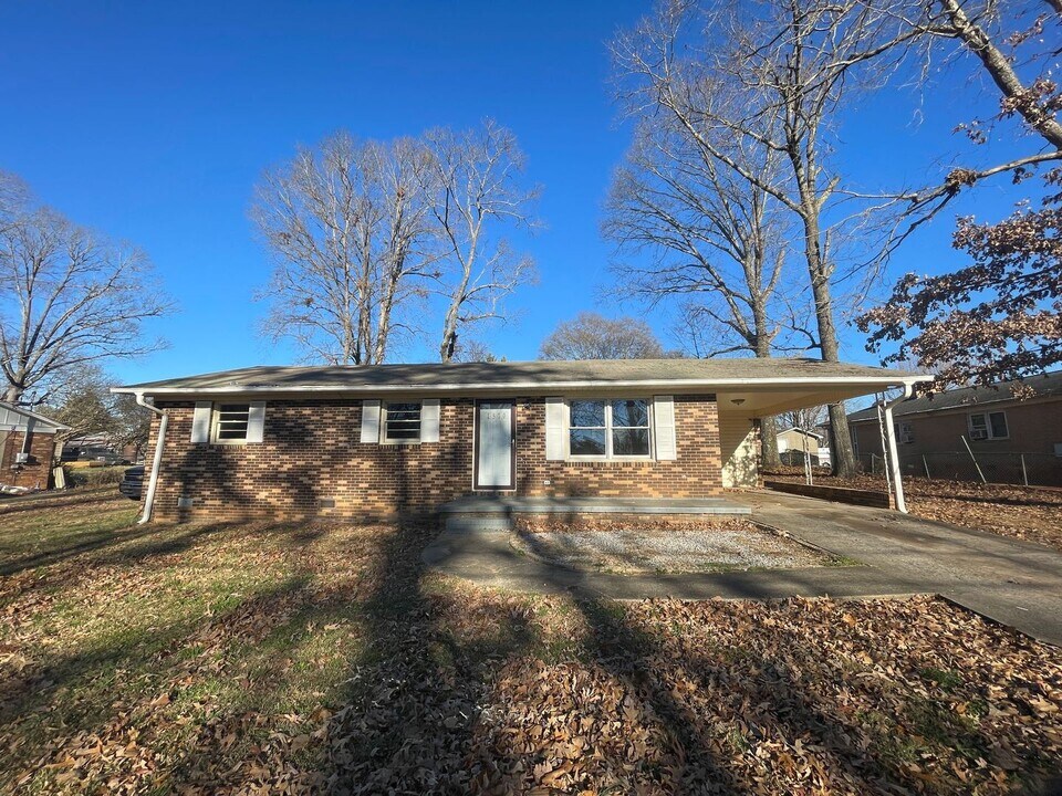 1570 Timberlake Dr in Shelby, NC - Building Photo