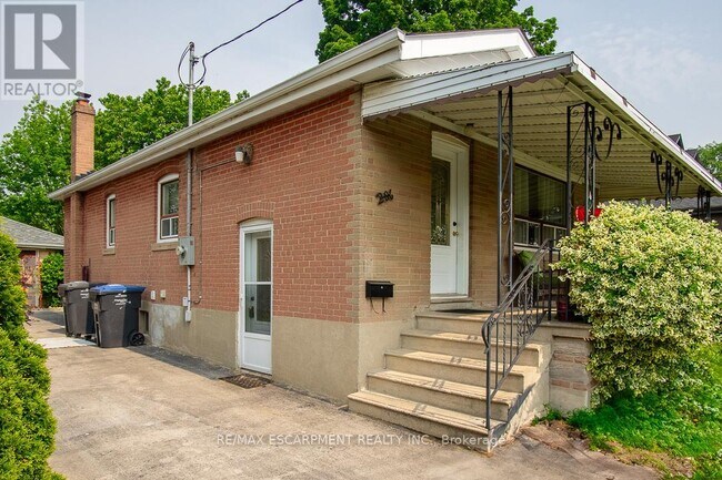 206 Queen St W in Mississauga, ON - Building Photo - Building Photo