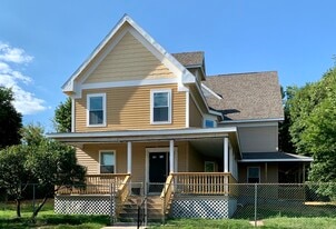 924 Memorial Ave, Unit Room 1