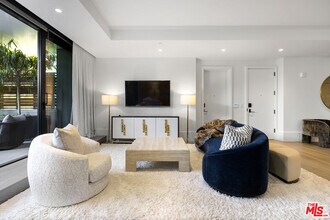 8420 Sunset Blvd in West Hollywood, CA - Building Photo - Building Photo