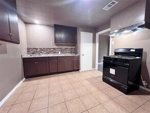 3130 S Llewellyn Ave in Dallas, TX - Building Photo - Building Photo