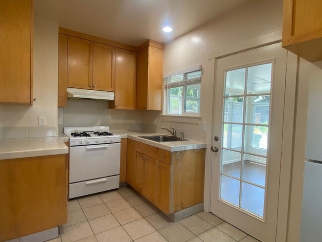 1034 W Julian St in San Jose, CA - Building Photo - Building Photo