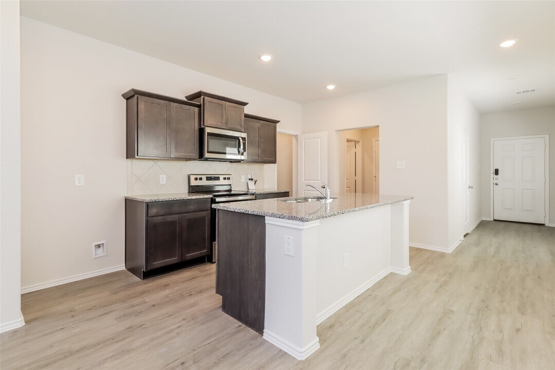 15243 Estrella Rd W in Houston, TX - Building Photo
