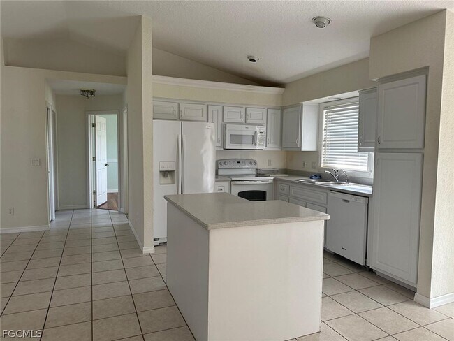 2028 NE 5th Terrace in Cape Coral, FL - Building Photo - Building Photo