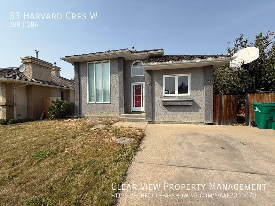 33 Harvard Crescent W in Lethbridge, AB - Building Photo