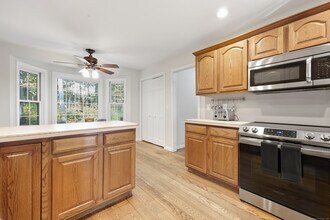 121 W Wakefield Blvd in Winchester, CT - Building Photo - Building Photo