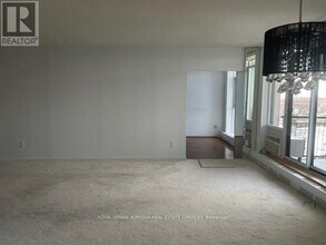 5250 Lakeshore Rd. in Burlington, ON - Building Photo - Building Photo