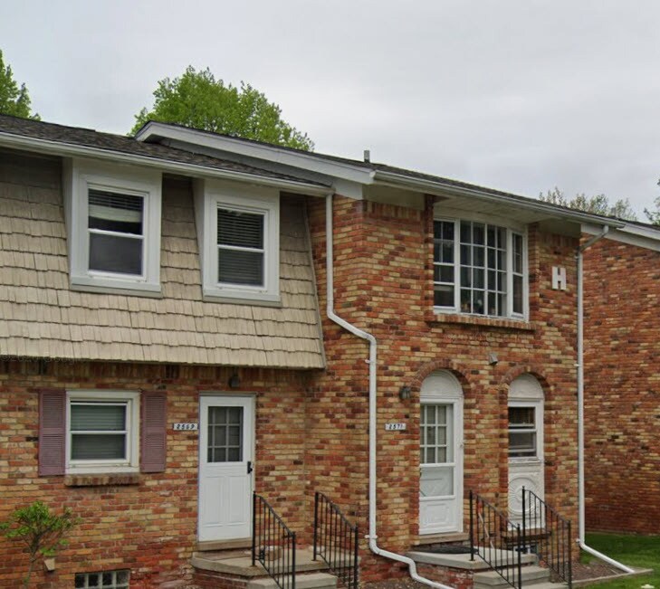 2571 Kingstowne Dr in Commerce Township, MI - Building Photo