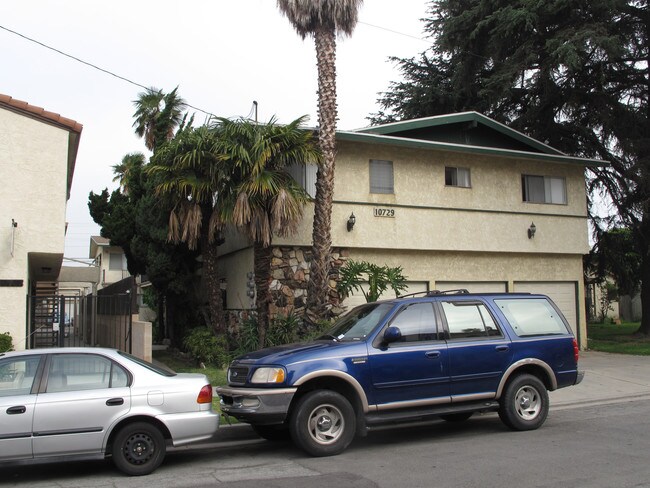 10729 New St in Downey, CA - Foto de edificio - Building Photo