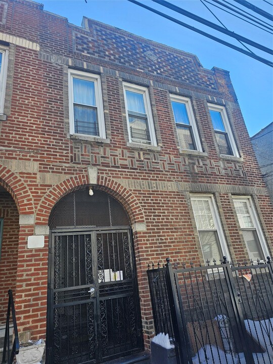 642 E 223rd St in Bronx, NY - Building Photo