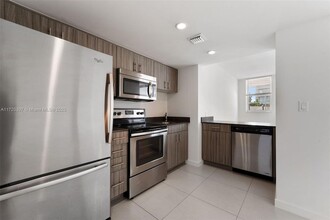 910 West Ave, Unit 0424 in Miami Beach, FL - Foto de edificio - Building Photo