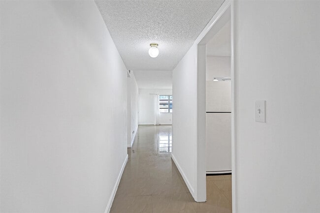 5140 SW 40th Ave in Fort Lauderdale, FL - Building Photo - Building Photo