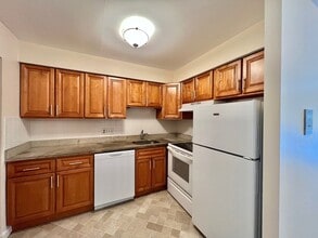 33 Paul St in Newton, MA - Foto de edificio - Building Photo