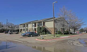 Twenty Oaks Apartments in Arlington, TX - Foto de edificio - Building Photo