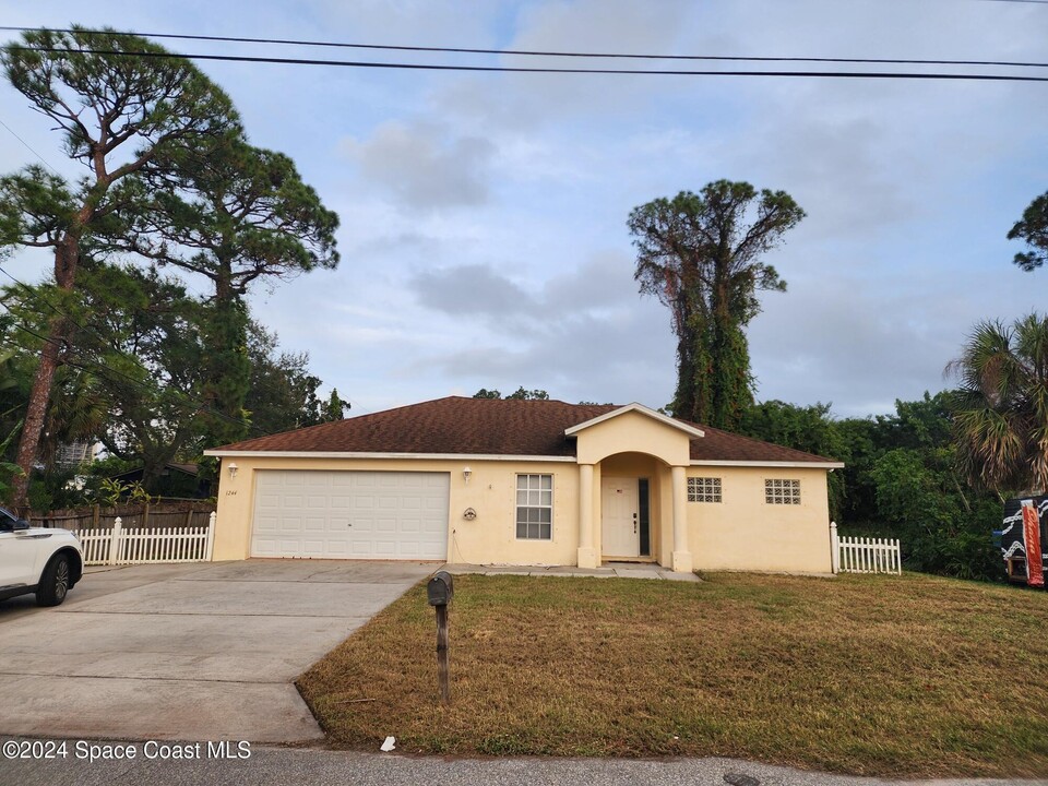 1244 Lynne Dr in Merritt Island, FL - Building Photo