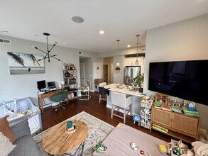 170 W Broadway, Unit 201 in Boston, MA - Building Photo - Building Photo