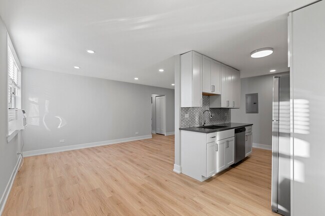 531 W Aldine Ave, Unit 512 in Chicago, IL - Building Photo - Building Photo