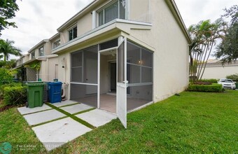 16721 Hemingway Dr in Weston, FL - Building Photo - Building Photo