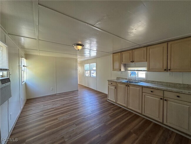 7849 Suncoast Dr in North Fort Myers, FL - Building Photo - Building Photo