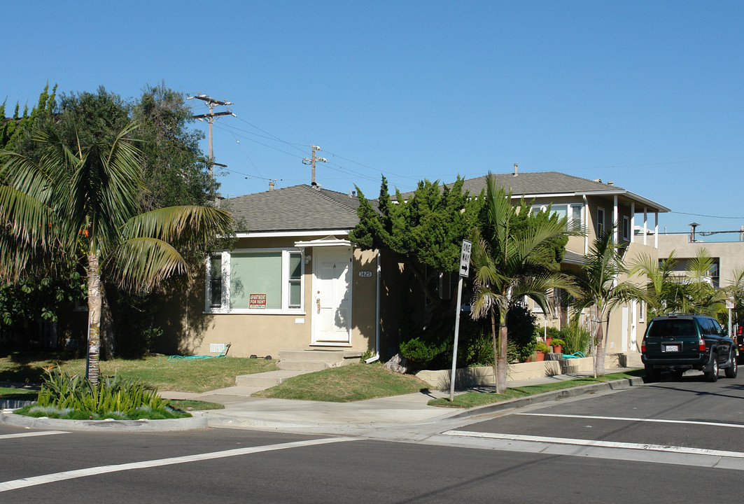 1425 Ocean Ave in Seal Beach, CA - Foto de edificio