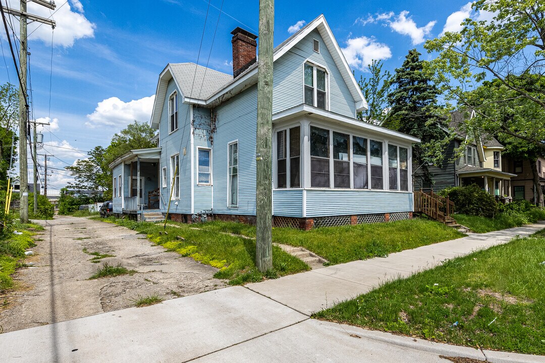 215 E South St in South Bend, IN - Building Photo