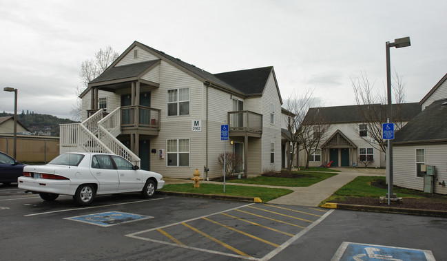 Vine Street Court in Roseburg, OR - Building Photo - Building Photo