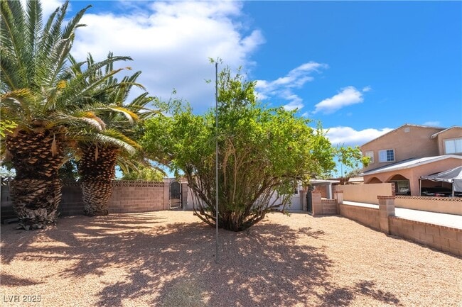 property at 2749 Del Mar Pl