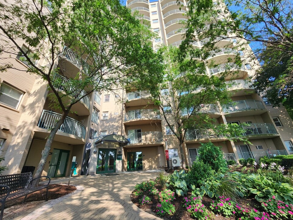 143 W Squantum St in Quincy, MA - Building Photo