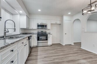 2308 W Oakdale Rd in Irving, TX - Building Photo - Building Photo