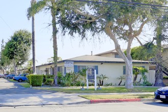 Elmwood Villa Apartments in Downey, CA - Building Photo - Building Photo