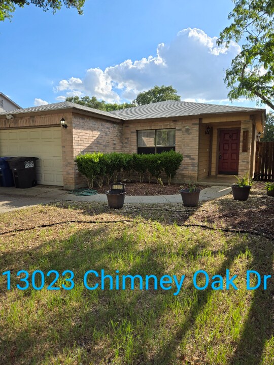 13023 Chimney Oak Dr in San Antonio, TX - Foto de edificio