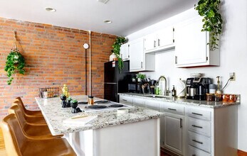 1180 N High St in Columbus, OH - Foto de edificio - Building Photo