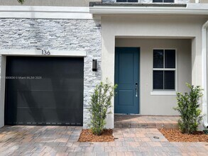 136 SW 170th Ave in Pembroke Pines, FL - Building Photo - Building Photo