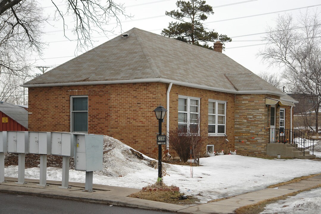 Roseville Estates in Roseville, MN - Building Photo