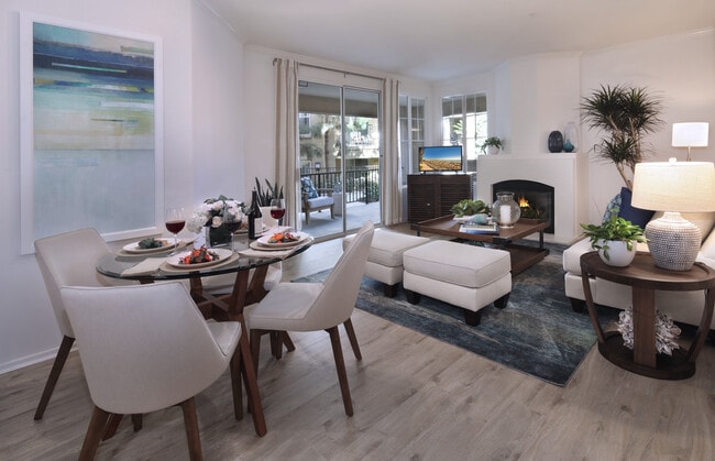 Torrey Villas Apartment Homes in San Diego, CA - Foto de edificio - Building Photo