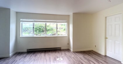 2500 Quadra St in Victoria, BC - Building Photo - Building Photo